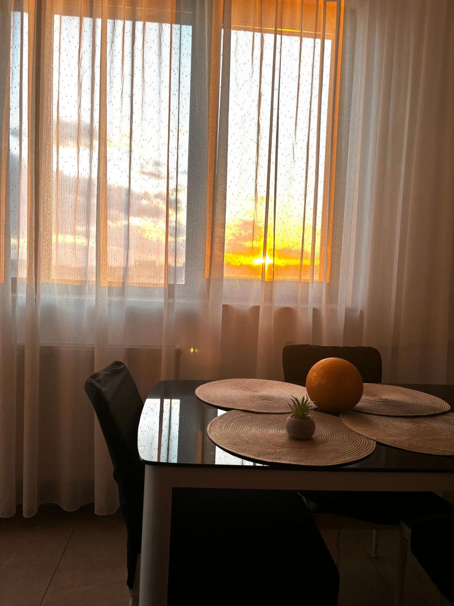 Taste Of Iasi - Two Room Apartment - Central - Sunset Touch エクステリア 写真